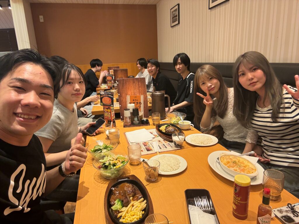 鉄板を囲んで深まる交流

